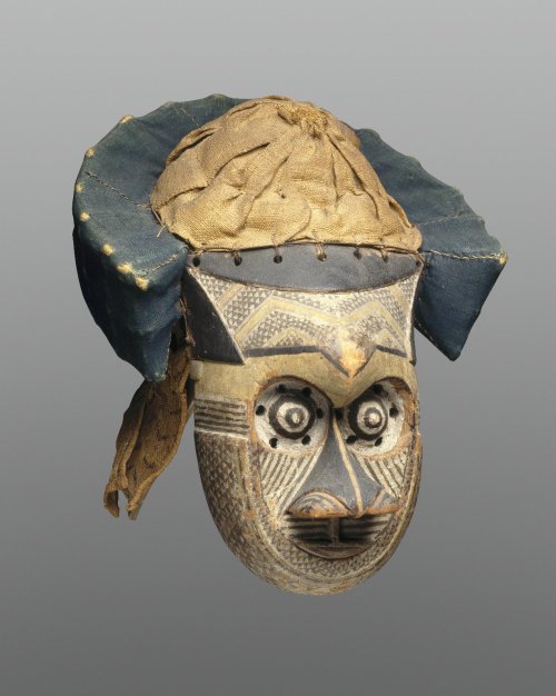 Pwoom itok dance mask of the Ngeende people, Kasai province, Democratic Republic of the Congo.  Arti