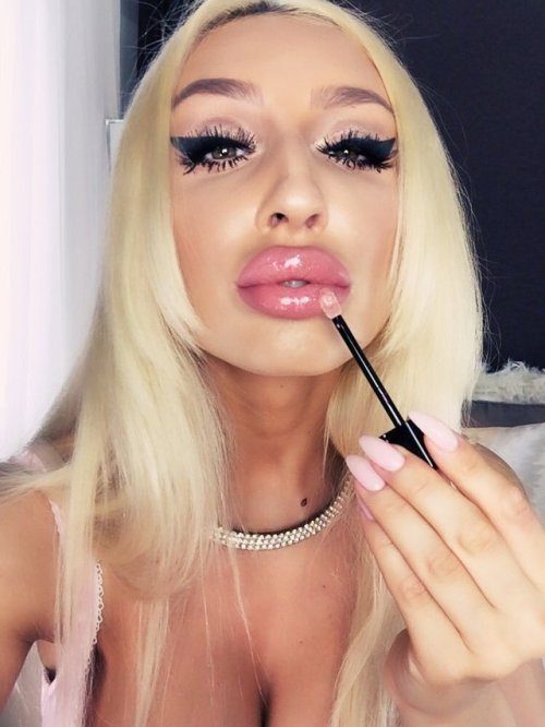 love-being-a-bareblacked-sissy:whitesissyfucktoy:Sissy Goals, to be the perfect little blonde bimbo 