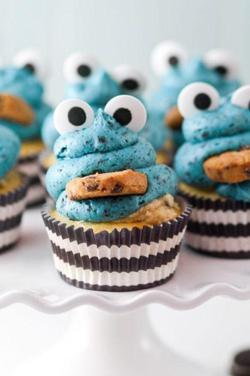 food-for-comfort: Cookie Monster Cupcakes Recipe: www.confessionsofacookbookqueen.com/cookie-