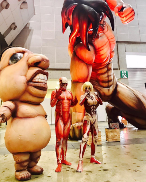 A look at the Shingeki no Kyojin displays at AnimeJapan 2017, such as the inflatable life-size Rogue Titan and cardboard stands featuring the full images of Erwin, Levi, Mikasa, and Eren’s Nanaco collaboration images (Previously seen here)!Update: Added