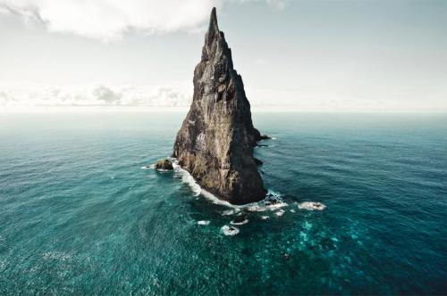 aroswolf:  sixpenceee:  Ball’s Pyramid is an erosional remnant of a shield volcano and caldera that formed about 6.4 million years ago. It lies 20 kilometres southeast of Lord Howe Island in the Pacific Ocean. Facebook | Instagram | Scary Story Site