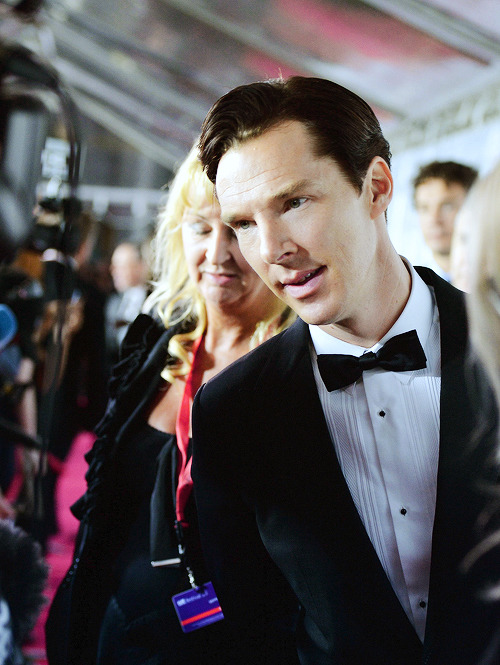 fallenoutofrose:→ 28/50 favorite pictures of Benedict CumberbatchThe woman behind him has appar