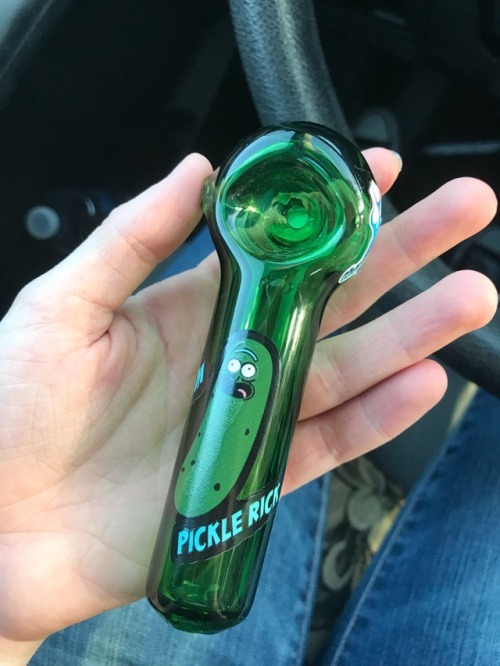 cucksnstuff: personality-dis0rder: highoney: I impulse bought a pickle rick pipe and I have no regre