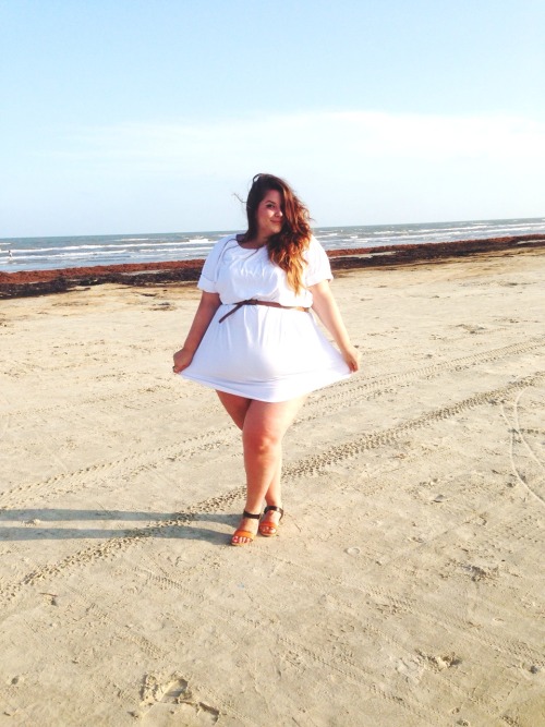 nataliemeansnice:please have these very similar but slightly different buncha pictures of me at the beach being a babe in this oversized asoscurve white tee that i wear as a dress. :)