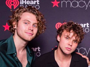 cakeslolita: fucking! curls! curls! curls!