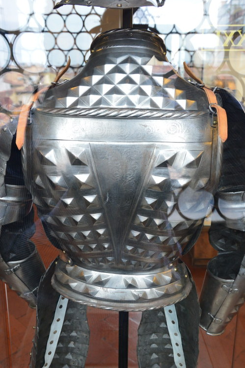 ⚜️ Half armour for foot combat, ca. 1515 Bargello Museum, Firenze (inv. M 756)⠀There is the upper ba