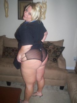 69bbwlover:  fittyp205:  I’d enjoy spanking that …  VERY SEXY HOTT  Wouldn&rsquo;t mind tappin dat&hellip;