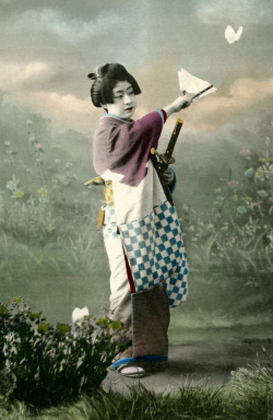 thekimonogallery:Genroku Style - Male Role 1905.  A Geisha from the Shinbashi geisha district in Tokyo, dressed to dance a male role in a Genroku odori, around 1905.  Text and image by Blue Ruin 1 on Flickr