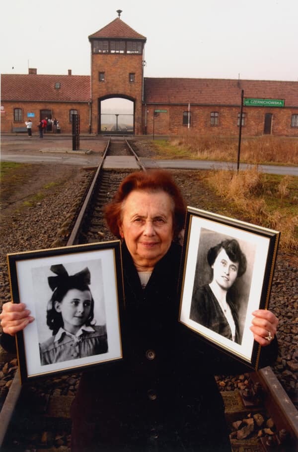 Lily Ebert, 97 anni, sopravvissuta ad Auschwitz. Da anni impegnata incessantemente nella diffusione della sua testimonianza di vita nelle scuole, causa Covid si ritrova a non poter più interloquire con i ragazzi.
“Perché non proviamo su Tik Tok?”, la...
