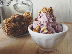 findvegan:  Raw strawberry ice cream! Creamy