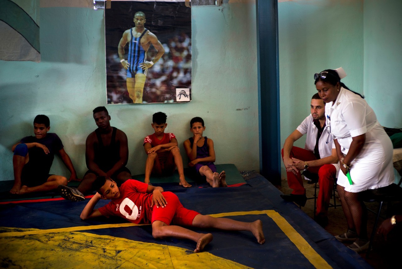 LUCHA AMATEUR EN CUBA. Relativamente pequeña y con pocos recursos, Cuba es desde hace años una potencia en deportes a nivel aficionado. Atesora cientos de medallas en Juegos Olímpicos y en competiciones internacionales en disciplinas como el boxeo,...