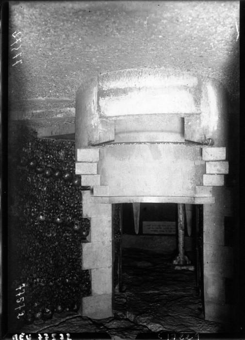 beebalmtraveler:  1919 photographic essay on the Paris Catacombs by Agence Meurisse.