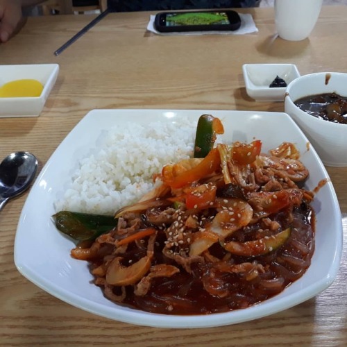 이 잡채밥 매콤하니 맛있어 #신동#불금  www.instagram.com/p/Bn9Ixw0gDi3/?utm_source=ig_tumblr_share&amp;i