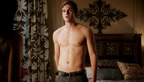 male-celebs-naked:  Daniel Sharman See more here