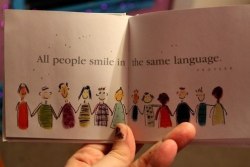 somospandaspordentroyporfuera:  Entonces las sonrisas son el mejor lenguaje-Una chica invisible. 