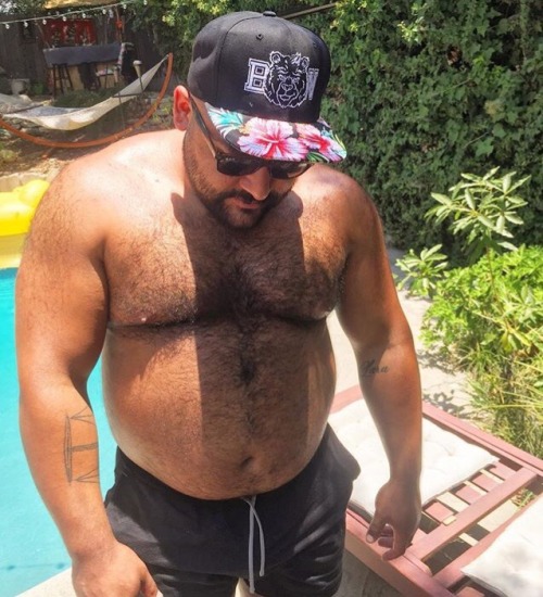 keepembloated: alexunderbear: all that hairy goodness: Great bear ballgut.