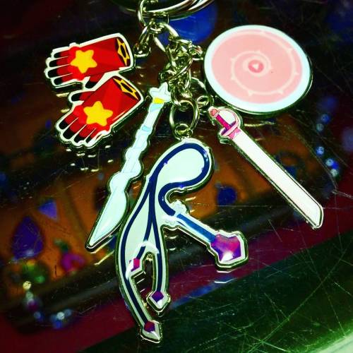 My cool ass key chain I got for my birthday!!! #stevenuniverse #keychain #crystalgems #weapons #hottopic