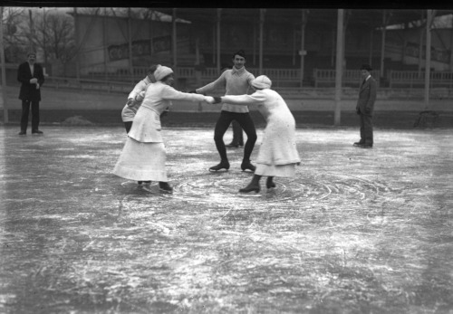 30 janvier 1912, vélodrome de Buffalo : patinage sur glace.Agence Rol. Agence photographique.Photogr