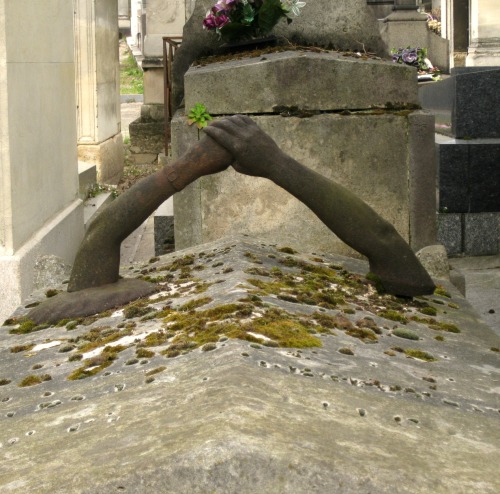 cemeterywanderings:Cimetière du père Lachaise ,Paris, France.Photographed by Christoph