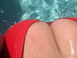 mealsreadytoeat:  Hi babes! Did you miss me? I went on a relaxing spring break trip to the desert. Spent lots of time at the pool! I have lots of pics for you, so more to come.