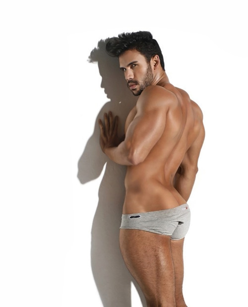 traveladdict227:  Those lips, that arse, smouldering good looks