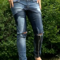 reallydesperate2016:Wow……awesome desperation/jeans soaking ;)