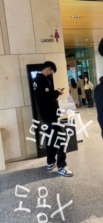 220508 Chanyeol spotted waiting outside the theatre (with a gift probably for his mom because today 