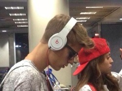 hechosskidrauhl:  Justin en el aeropuerto hoy, camino a Nueva York  