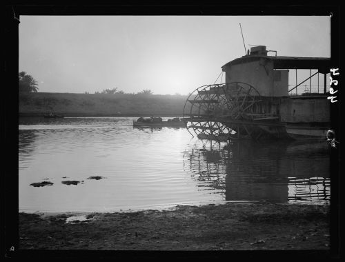 A river boat with a paddle wheel on the Tigris (Baghdad, 1932).