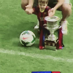 3piquenbauer:  Piqué, Shakira y su hijo Milan con la Supercopa de España en el Camp Nou 2013 