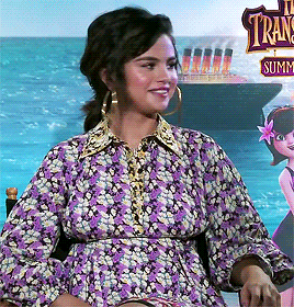 popularcultures:Selena Gomez and Andy Samberg answer 5 questions from their BFFs