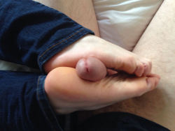 mith480:  wikifootjob:  Footjob   Yum;)