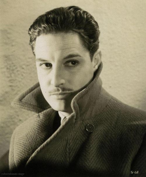 robertdonats-stage:Robert Donat as Richard Hannay in Hitchcock’s The 39 Steps (1935)