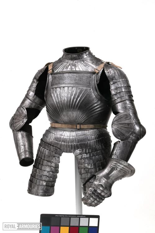 armthearmour:A phenomenal Half-Armor alla Tedesca, Italy, 1501-1530, housed at the Royal Armouries S