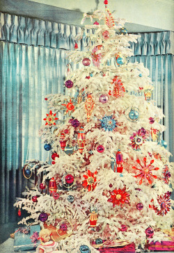 vintagegal:  Christmas Tree, 1957 (via) 