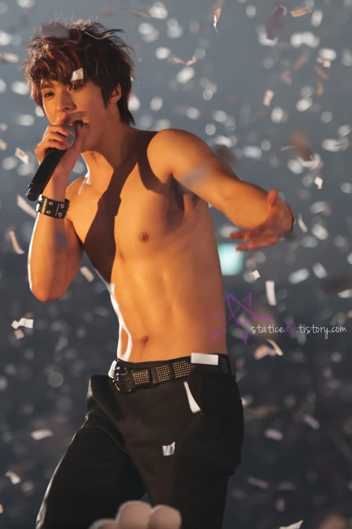 pervingonkpop:  When maknaes are out to kill us.