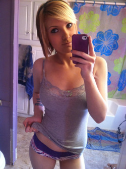 awesomeselfiepics:  Hot Amateur Teens >>>