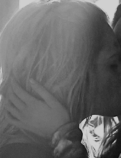alyciadayumcareys:#tentative gentle hair caressing (the way there’s this fear in lexa’s touch, the f
