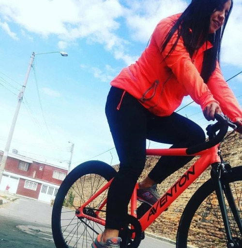 javi-ballestero:@nata_diaz_b #fixiegirl #girlbike #girlsgonefixie #ridegirl #ridelikegirl #fixiechic