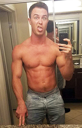 zacefronsbf:Ryan Kelley + mirror selfies