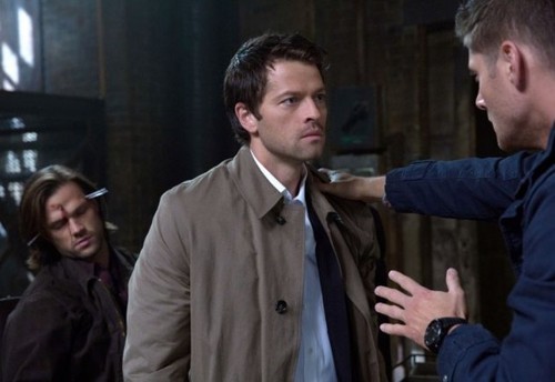 somehuntersloveangels:  inn-ur-endo:  doomsdayy:  Can I just cry forever because  TOUCHING  is no-one going to talk about sam’s face in the background???????  Killed by destielToo sexual to standJust kiss guyzz 