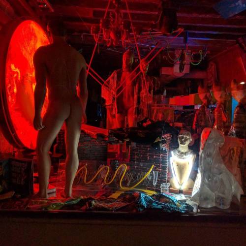 Butts anonymous continues…kinda #ass #butt #redlight #buttnaked #homosexual #venice (at Campo