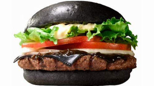 stickysheep:kotakucom:Burger King Japan’s limited-time Kuro Diamond and Kuro Pearl burgers. Yes, tha