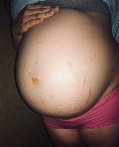 majesticsleepingbeauty:  Almost 34 weeks pregnant!! I feel so huge!!