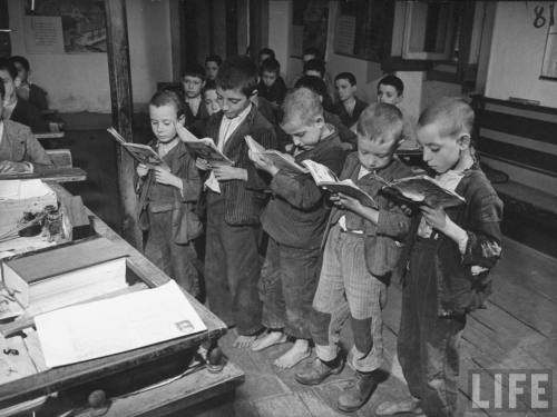 Na escola “Era o cheiro da pobreza, naquele outono de 1945. Contavam-se pelos dedos os que tinham sa