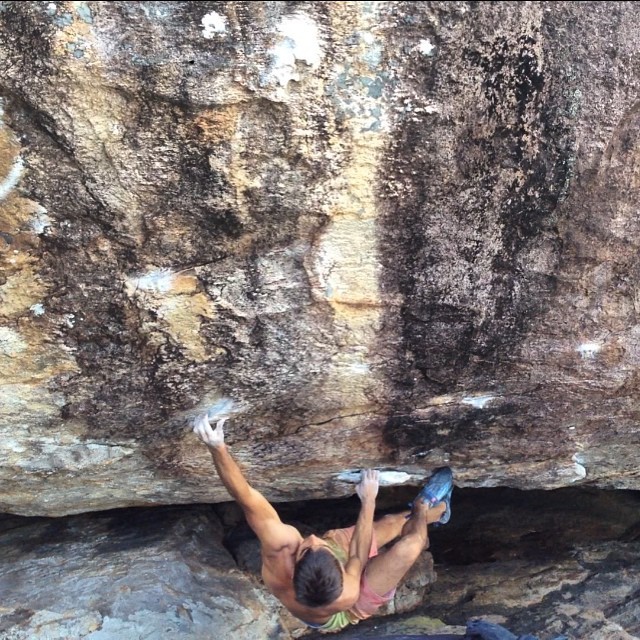 #tbt last year at climbing season in Brazil! ascent at Carlinhos in The House V12 - Ubatuba - SP at this time brazilian monkeys are already squeezing hard! / ano passado na temporada escalando os clássicos de Ubatuba! para lembrar que a essa hora no...