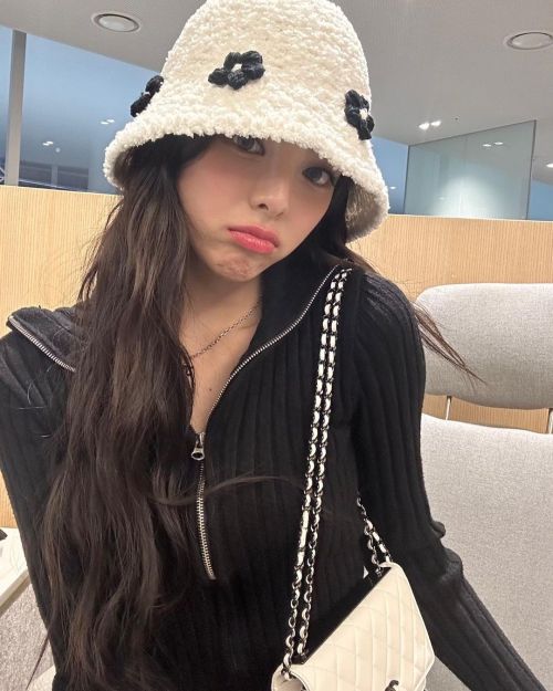 itzyinstagram:  yuna instagram update