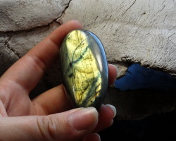 bekkathyst:  Labradorite Palm Stones 