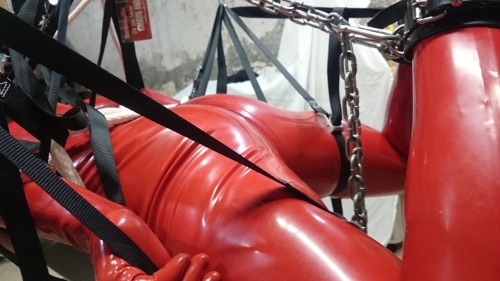 31runner: Suspension in my rubber catsuit