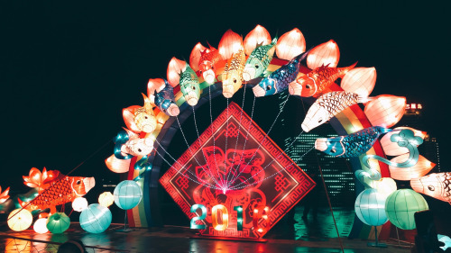 fuckyeahchinesefashion:fuckyeahchinesefashion:lantern festival photos via lofterHappy lantern festiv